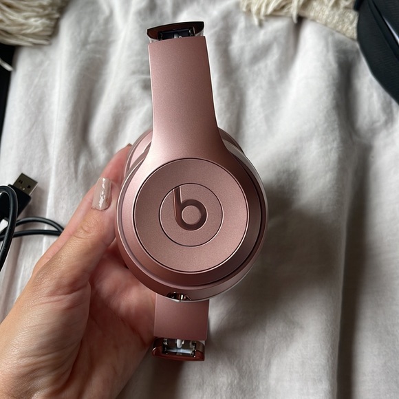 I am selling my beats solo 3. They were worn for a solid 2 months after purchase - Picture 9 of 13